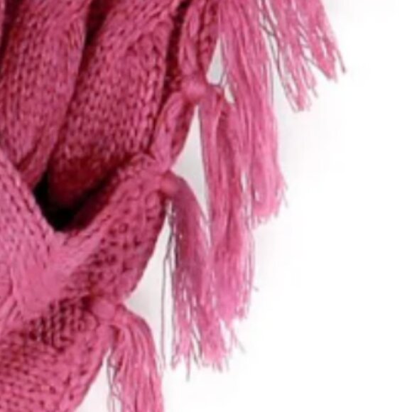 VERY MODA Knit Fringed Infinity Scarf Wrap Capelet Pink One Size NWT - Picture 3 of 6